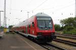 Nachschuss auf den Freiburger DBbzfa 761 mit der Betriebsnummer D-DB 50 80 80-35 301-6 am 25.04.2014 mit der 143 055-2 an der Spitze als HVZ-RB bei der Ausfahrt in Müllheim (Baden) gen Endbahnhof