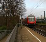 Ein RE4 von Dortmund-Hbf nach Aachen-Hbf und am Zugende ist die 111 122 DB kommt die Kohlscheider-Rampe hoch und fährt durch Kohlscheid in Richtung Richterich,Laurensberg,Aachen-West.