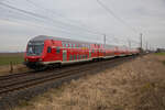 143 267 schiebt am 17.03.2023 einen Ersatzpark als RE3 3310 nach Stralsund, durch Groß Kiesow.