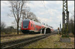 Der RE2 (4718) Konstanz - Offenburg am 28.02.2026 auf der Bregbrücke kurz vor dem Bahnhof Donaueschingen.
