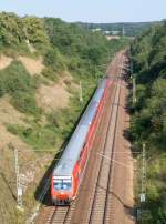 Doppelstock-Wendezug mit BR 143 als RE 17464 Dresden - Leipzig im Einschnitt bei Oberau.