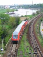 Whrend eine Motorzille die Elbe abwrts schippert, schiebt eine BR 143 den RE 17230 Dresden - Hoyerswerda in den Hp DD-Kemnitz - 29.04.2005  