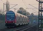 RE10135 aus Aachen nach Dortmund Hbf mit Schublok 111 116 zwischen Geilenkirchen und Lindern am 14.4.10