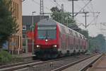 RE10419 aus Aachen nach Dortmund mit Schublok 111 010 in Lindern, 15.8.10