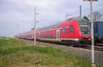 Der RE 1  NRW-Express  fhrt mit knapp 160 km/h durch Buir im Sommer 2005
