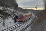 nach Wintereinbruch, startete der morgen des 24.11.2015 frostig und so konnte der RE 4764 auf dem Weg nach Hof bei Jößnitz mit einwenig Eispanzer am Steuerwagen aufgenommen werden.