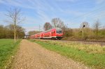 Kleinenbroich am 3.4.2016, ein RE4 aus Geilenkirchen nach Dortmund donnert durch die westliche Bahnhofseinfahrt mit hoher Geschwindigkeit.