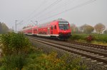 Bei Hochnebel ist hier ein RE4 Zug nach Aachen Hbf zwischen Kleinenbroich und Korschenbroich unterwegs am 1.11.2015