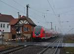 146 030 schiebt ihren RE30 am Stellwerk in Stumsdorf vorbei in den Bahnhof.