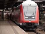 RE1 nach Magdeburg Hbf steht hier im Bahnhof Berlin Friedrichstrae. Aufgenommen am 12.08.07