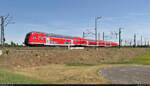 Nach einem Halt im Bahnhof Biederitz bewegt sich DABpbzfa <sup>767.2</sup> (50 80 86-81 129-8 D-DB) mit Schublok 146 022-9 auf die Tore der Stadt Magdeburg zu.

🧰 Elbe-Saale-Bahn (DB Regio Südost)
🚝 RE 16414 (RB40) Burg(Magdeburg)–Braunschweig Hbf
🕓 16.5.2022 | 11:21 Uhr