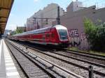 Steuerwagen der Gattung DBpbzf 763.5 am Ende eines RE1 in Richtung Eisenhttenstadt in Berlin S-Bahnhof Savignyplatz. (29.05.04)