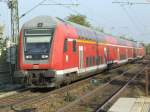 Ein Doppelstock Steuerwagen fhrt mit seinem RE in Richtung Heidelberg Hbf im Hp Ellental ein.