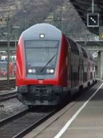 Ein Doppelstock Regionalexpress nach Donauwrth, geschoben von einer 146.2, fhrt in Plochingen ein.