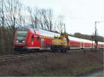 Ein Steuerwagen der Bauart DABpbzfa 764, der einzige im Bestand der DB Regio AG in Kassel, passiert mit RE 14180 auf der Fahrt von Frankfurt(Main)Hbf nach Kassel Hbf die Gleisbaustelle auf der