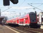 Doppelstock-Steuerwagen der Bauart DBpbzfa 763 (verkehrsrot) der DB Regio AG steht mit RB 15715 von Wchtersbach nach Frankfurt(Main)Hbf in Frankfurt(Main)Sd.