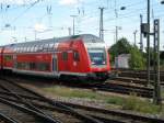 Ein Doppelstockwagen der 3. Generation fhrt in Stuttgart HBF ein...
18. August 2008.