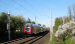 RE 21427 Lbeck Hbf - Hamburg Hbf beim passieren eines blhenden Fliederbusches kurz vor Reinfeld (Holst.) am 20.04.09.