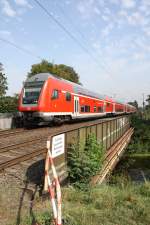 Ein RE2 am 09.09.2009 an der Anrufschranke vor dem Viersener Bahnhof.