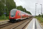 Am Haltepunkt Schwerin Sd fhrt gerade der RE1  Hanse-Express  (RE 4311) von Hamburg Hbf nach Rostock Hbf ein. Geschoben hatte 120 204-3. 15.07.2011