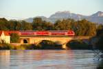 Rosenheim, Innbrcke : im letzten Abendlicht berquert ein RE den Inn aus seinem Weg nach Mnchen - 27/08/2012