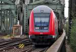 Steuerwagen des RE 7 nach Mnster berquert die Hohenzollernbrcke - 18.10.2012