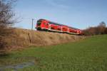 Am 31.01.13 war ich mal wieder fr eine Stunde dem Hobby frhnen. Die Felder waren vom Tauwetter durch und durch durchnt, soda sogar kleine Teiche entstanden. So ergab sich bei Ottenhofen dieses Bild eines RE von Mhldorf nach Mnchen. Da 218 440-6 die einzige Mhldorfer 218 mit dem Schriftzug  10 Jahre Sdostbayernbahn  ist, wird sie diesen Zug geschoben haben. Rechts ist ein ehemaliges Bahnwrterhuschen zu erkennen.