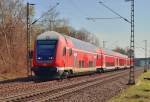 Steuerwagen voraus kommt am Sonntag den 7.4.2013 ein RE7 Zug nahe Osterath in Richtung Krefeld Hbf am Fotografen vorbei.