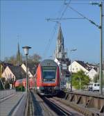 Der morgendliche RE verlässt den linksrheinischen Teil von Konstanz.