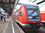 Ein recht moderner Dosto-Steuerwagen am 16.09.06 im Stuttgarter Hbf. Der stromlinienfrmige Doppelstock-Zug bedient die Strecke bis Singen (Hohentwiel). Eine unbekannte 146 wird den Zug dorthin schieben.