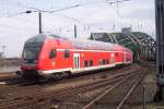 Ein 763.6 Steuerwagen an der Spitze des RE1  NRW-Express . Hier im Herbst 2006 bei der Einfahrt von Kln Hbf.