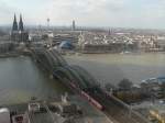 Da ich noch ein Tchibo-Ticket hatte und das weder verfallen noch das schne Wetter ungenutzt lassen wollte, verschlug es mich an diesem Wochenende nach Kln. Es war eine sehr gute Idee! Hier ein Foto der Hohenzollernbrcke von Deutz aus - von einem Hochhaus mit Besucherplattform - gesehen. Auch zu sehen: Klner Dom und Fernsehturm. 10.3.2007