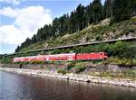 Eine Br 143 ( 243 Trabbi ) mit Dostos der 4. Generation und einem ex DR Zwischenwagen  Zwischen Titisee und Seebrugg Aufnahme Januar 2004
