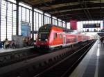 Steuerwagen der Gattung DBpbzf 763.5 vor einem RE der Linie 4 in Richtung Rathenow bei der Einfahrt in den Bahnhof Berlin Zoologischer Garten.