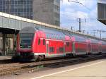 Eine Doppelstockgarnitur gebildet aus 765.5+753.5+753.5+758.0+758.6 als RE1 nach Aachen Hbf in Essen Hbf.