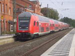 Am 31.08.2024 schob 146 217-5 ihre f�nf Doppelstockwagen als RE9 nach Osnabr�ck durch den Bahnhof Diepholz.
