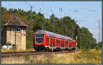 Geschoben von 146 012 der DB Regio passiert am 09.08.2026 ein Doppelstockzug als RE 20 das Stellwerk W 2 im Nordkopf des Bahnhofs Angern-Rog�tz.
