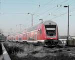 Mit alten Bildern ins neue Jahr - hoffentlich ist das kein schlechtes Ohmen. Jedenfalls f�hrt hier der RE2 nach Cottbus (+5), welcher in ca. 1 Minute den L�bbenauer Bahnhof erreichen wird. 