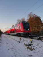 RE 21410 Hamburg Hbf - Lbeck Hbf bei der Ausfahrt am 5.01.09 aus dem leicht verschneiten Reinfeld (Holst.).