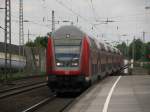 Ein Zug der Linie RE5 erreicht D�sseldorf Benrath am 23.07.2010