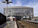 Hier wartet ein InterRegioExpress nach Magdeburg auf Ausfahrt aus dem Bahnhof Berlin Zoologischer Garten.