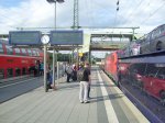 Hier stehen die RE´s nach Frankfurt(Main) und Kassel (zumindest laut Zugzielanzeiger) am 1.7.2012 in Gie�en.