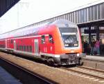 Der RE 6 nach Minden(Westf) hier bei der Einfahrt von Essen Hbf im Herbst 2005.