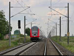 Regionalexpress im Stau  Mehrere Minuten lang kam der Dosto-Zug mit 146 009-6 an der Blockstelle (Bk) Braschwitz nicht weiter.