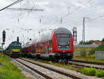 Der von der Diesellokomotive 272 204-9 gezogenen Güterzug muss auf die Durchfahrt von RE3 nach Falkenberg (Elster) warten. (Greifswald, August 2021)