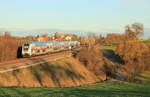 Am 11.11.2018 fährt IC/RE Stuttgart-Singen bei Eutingen seinem nächsten Halt Horb entgegen. 