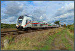 Auf dem Weg nach Leipzig passiert der von 146 577 geschobene IC 2035 den Streckenkilometer 40 bei Jeßnitz. (28.09.2019)