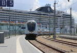 IC 2238(Leipzig-Warnemünde)bei der Einfahrt am 12.06.2022 in Warnemünde im Hintergrund lag die MSC Poesia.