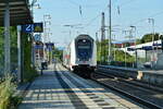 Hier St. Ilgen/Sandhausen kommt mir beim Warten auf den Murgtäler am Sonntag den 24.7.2022 ein Dostock IC von der 147 568-0 geschoben und nach Karlsruhe Hbf fahrend vor meine Optik. 