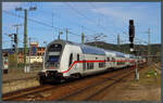 Geschoben von 147 562 fährt der IC nach Stuttgart am 06.04.2024 in den Bahnhof Saalfeld ein.